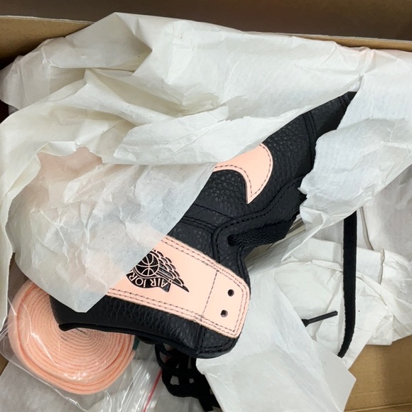 Nike Air Jordan 1 Retro - Picture 5 of 5